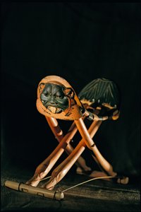 Appui-tête pliant en ivoire du roi Toutankhamon, Nouvel Empire, 2002