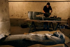 Fragments de la base du sarcophage de Senqed reconstruits, Nouvel Empire, 2002