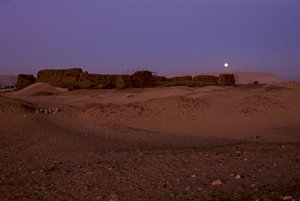 Pleine lune se couchant sur Shunet de Khasekhemuy, Abydos, Égypte, 2005
