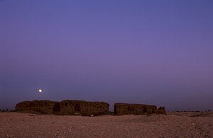 Pleine lune se couchant sur Shunet de Khasekhemuy, Abydos, Égypte, 2005