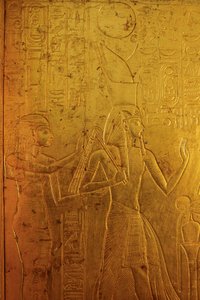 Sanctuaire en or entourant le sarcophage représentant la déesse Isis, KV 62, 2009
