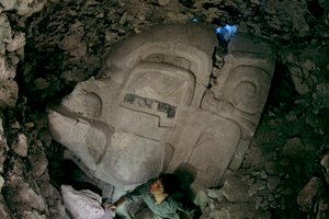 Grand masque en stuc préclassique, Cival, Holmul, Guatemala, Maya, Francisco Estradabelli, 2008 (photo)
