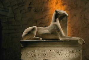 Statue en calcaire du dieu chacal Anubis accroupi sur une base en forme de sarcophage, 2002 (photo)