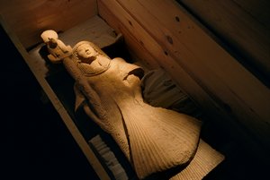 Statue en grès de Nebre en tant que porte-étendard de la déesse de la guerre à tête de lion Sekhme..., 2002 (photo)