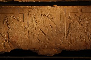 Banc du trône du Temple 21, sculpture du roi Akhal Mo Nab, Palenque, Mexique, 2005 (photo)