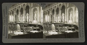Galerie des Glaces, montrant la table où le traité de paix a été signé, Versailles