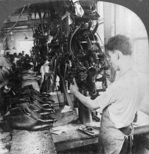 Machine à façonner les chaussures dans une usine de chaussures, Lynn, Massachusetts, USA