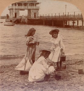 Jouer sur la plage c1900