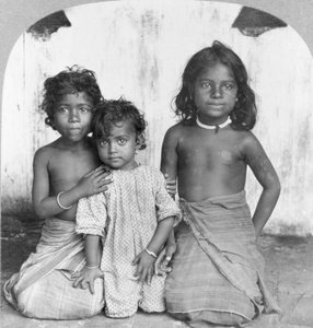 Portrait de trois jeunes filles cinghalaises, vers 1905 (photo n/b)