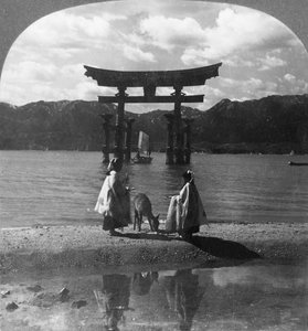 Le célèbre Torii de Miyajima. Porte pittoresque du célèbre sanctuaire shinto, Japon