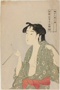 Femme exhalant de la fumée d