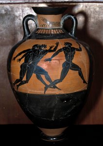 Art grec : amphore panathénaïque en céramique avec des figures noires représentant des athlètes courant
