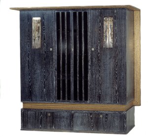 Armoire avec musique en chêne verni noir, bois doré, métal argenté et verre par Koloman Moser (1868-1918)