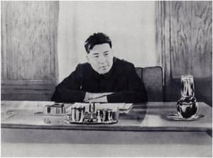 Camarade Kim Il-sung à son bureau au Conseil populaire de Corée du Nord