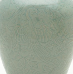 Bouteille (maebyeong) avec motif sculpté et incisé de deux phénix et de vignes de pivoines, milieu du 12e siècle - Korean School