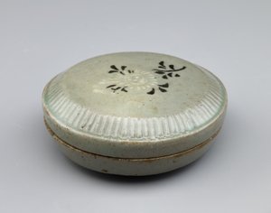 Boîte couverte avec motif incrusté de chrysanthème, milieu du 12ème siècle - Korean School