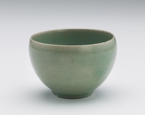 Tasse avec décoration florale incisée