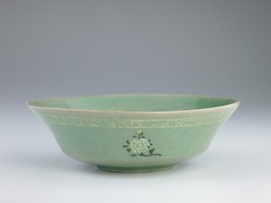 Plat avec décoration moulée et incrustée, fin 12ème-milieu 13ème siècle