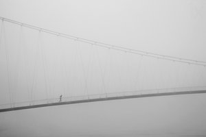 Promenade solitaire sur un pont brumeux
