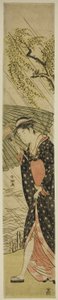 Jeune femme marchant sur une rive sous la pluie