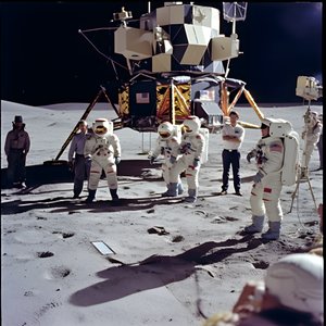 groupe de personnes avec caméra TV montrant la falsification du projet Apollo 11 1
