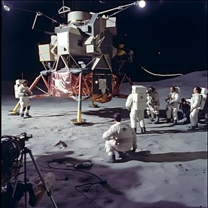 groupe de personnes avec caméra TV montrant la falsification du projet Apollo 11 4