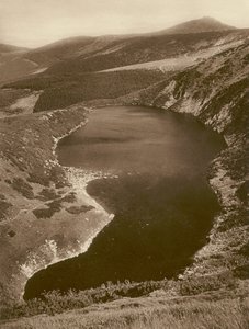 Le Grand Étang et le Schneekoppe (Riesengebirge) (photo n/b)