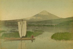 Japon : Mont Fuji-Yama (Fuji Yama) avec un voilier au premier plan sur le lac Hokome