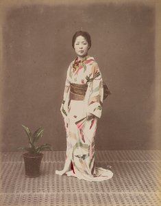 [Femme avec une plante en pot]