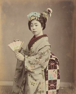 [Jeune femme avec un éventail]