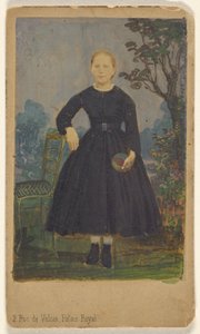 [Jeune femme non identifiée debout, tenant un ballon]