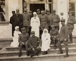 Album de la Première Guerre mondiale en Frioul-Vénétie Julienne: portrait de groupe avec officiers et infirmières de la Croix-Rouge lors de la visite des Chevaliers de Malte à Villa Brazzà, siège de l