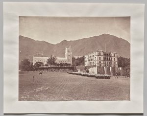 Sans titre (Hong Kong, Cathédrale St. John, depuis le terrain de parade, régiment H.M. en parade) - Lai Fong (Afong Studio)