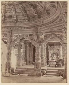 Intérieur du temple Delwara montrant les piliers et le dôme du toit, Mont Abu - Lala Deen Dayal