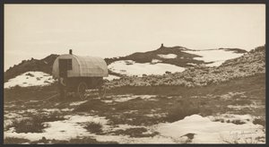 [Drifter, Sheep Wagon and Band on Winter Bedground] (Conducteur, charrette à moutons et orchestre sur le terrain de camping d