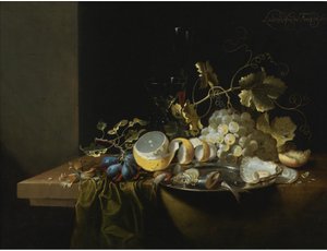 Nature morte de noisettes, raisins, huîtres et autres aliments sur une table drapée