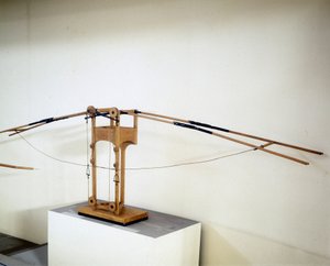Machine pour voler avec des ailes, modèle selon le dessin de Léonard de Vinci. Musée des Sciences et Techniques, Milan.