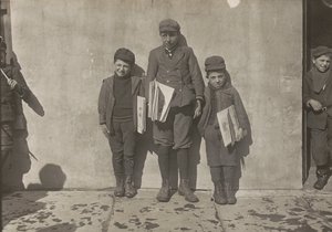 John Pento, 14 ans, Daniel et Angelo Pento, 7 ans, vendant des journaux, Hartford, Connecticut