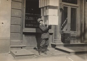 Garçon de chariot ou "garçon de queue" aidant à charger le chariot - Lewis Hine