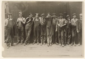 Groupe de jeunes boursiers travaillant dans une conserverie à Indianapolis, Indiana