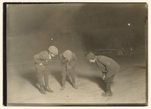 Un jeu de merde à minuit. - Lewis W. Hine