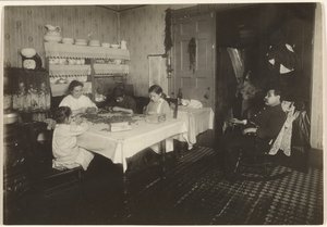Travailleurs à domicile - Cracking Nuts, New York City