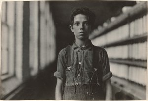 Jo Bodeon, "back-roper" dans la salle des mules. Chase Cotton Mill, Burlington, Vermont - Lewis W. Hine