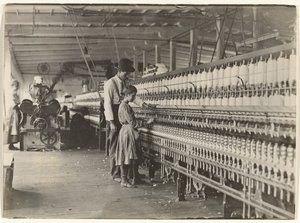 [Homme et fille à la machine à filer, usine de coton de Caroline du Sud]. - Lewis W. Hine