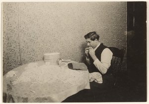 Rolling Cigarettes in N.Y. Tenement/[Homework] (en anglais)
