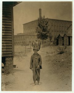 Eddie Norton, 12 ans, gagne environ 40 cents par jour comme balayeur à Saxon Mill, Spartanburg, Caroline du Nord, 1912 - Lewis Wickes Hine