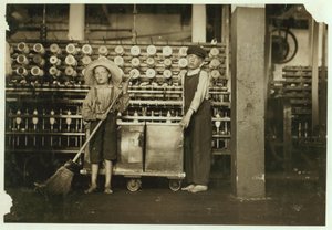 Ronald Webb, 12 ans, et Frank Robinson, 7 ans, fils du chef de salle des cartes, qui balaie et doffe (débarrasse les bobines pleines) aux Roanoke Cotton Mills, Virginie, 1911