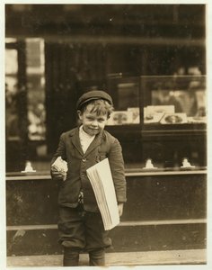 Tommy Hawkins, garçon de journaux de 5 ans, mesurant seulement 3 pieds 4 pouces, travaillant à St. Louis, Missouri, 1910