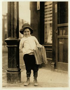 Garçon de journaux de 6 ans, connu sous le nom de Little Fattie et mesurant seulement 3 pieds 4 pouces, travaillant depuis un an à St. Louis, Missouri, 1910