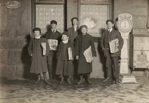 8:30 P.M. Groupe de vendeurs de journaux au dépôt, Hartford, Connecticut. Le plus petit garçon a 11 ans, mars 1909 (photo). - Lewis Wickes Hine